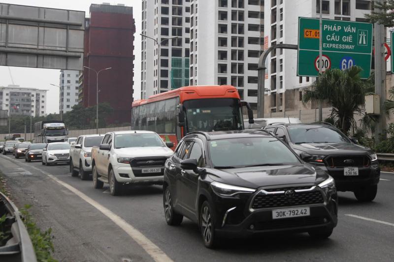 Người dân ùn ùn trở lại Hà Nội trong ngày cuối dịp tết Nguyên đán 2026 - Ảnh 10.
