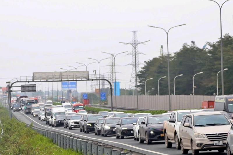 Người dân ùn ùn trở lại Hà Nội trong ngày cuối dịp tết Nguyên đán 2026 - Ảnh 11.