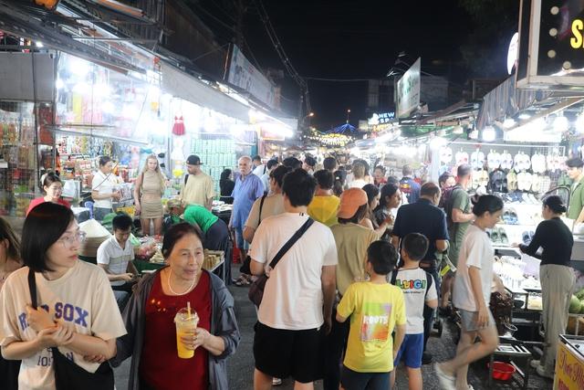 Tết Bính Ngọ 2026: Chợ đêm Phú Quốc náo nhiệt, thu  hút du khách đông 'khủng'- Ảnh 5.