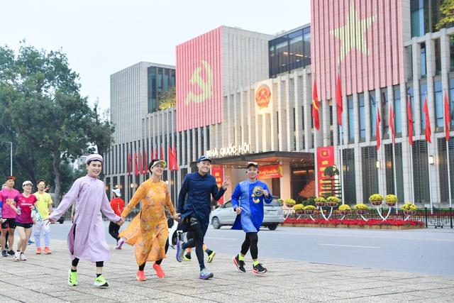 Chạy bộ vẽ chiếc thuyền, chúc năm mới 'thuận buồm xuôi gió' - Ảnh 4.