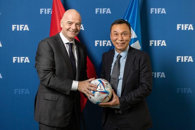 Chủ tịch và Tổng thư ký FIFA gửi quà đặc biệt đến Chủ tịch VFF Trần Quốc Tuấn: Chúc tết tài lộc…- Ảnh 1.
