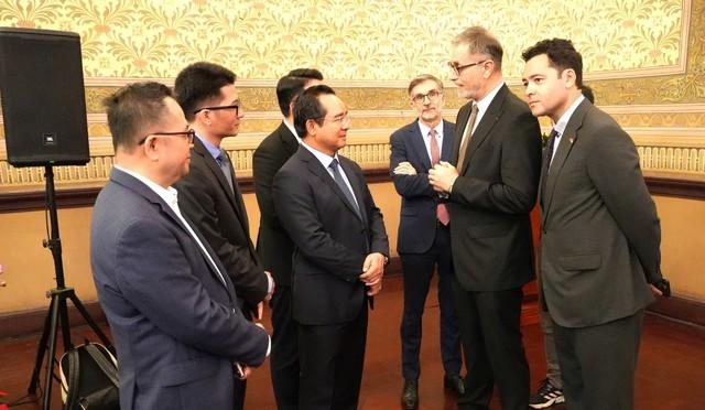 Bí thư và Chủ tịch TP.HCM gặp gỡ cơ quan đại diện nước ngoài- Ảnh 1.