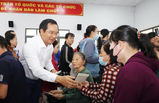 Chủ tịch UBND TP.HCM tặng quà tết người dân khu vực Hóc Môn- Ảnh 1.