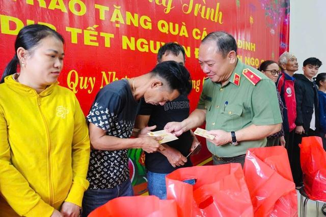 Công an tỉnh Gia Lai trao 600 suất quà tết cho người dân Hải Minh- Ảnh 1.