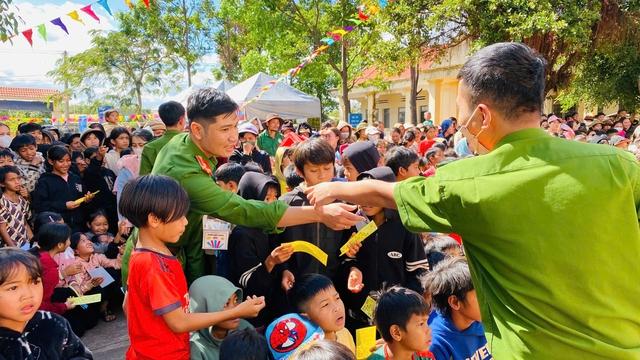 Gần 21.000 phần quà tết được Công an tỉnh Gia Lai trao cho người nghèo- Ảnh 2.
