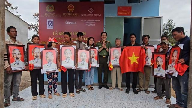 Công an tỉnh Gia Lai bàn giao 23 căn nhà đại đoàn kết cho hộ đặc biệt khó khăn - Ảnh 2.