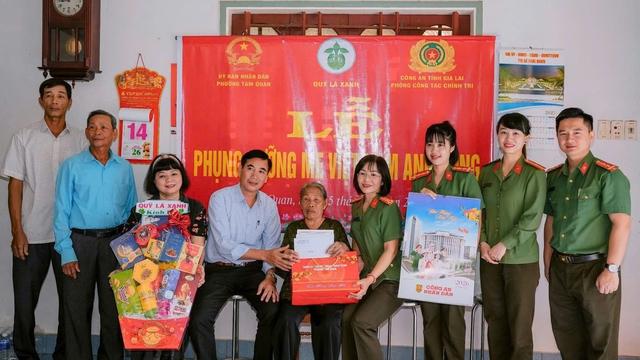 Gần 21.000 phần quà tết được Công an tỉnh Gia Lai trao cho người nghèo- Ảnh 3.