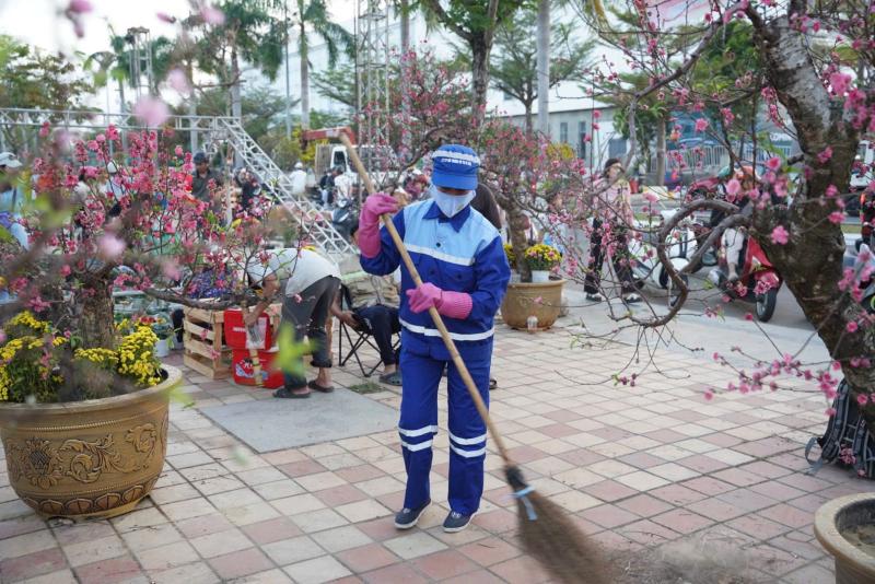 Công nhân môi trường lặng lẽ dọn rác trước giao thừa: 'Thấy phố sạch, chúng tôi ấm lòng'- Ảnh 5.