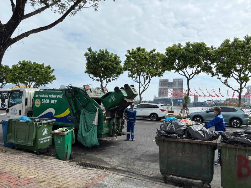 Công nhân môi trường lặng lẽ dọn rác trước giao thừa: 'Thấy phố sạch, chúng tôi ấm lòng'- Ảnh 4.
