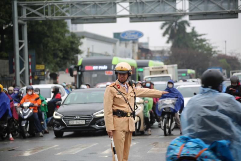 Người dân ùn ùn trở lại Hà Nội trong ngày cuối dịp tết Nguyên đán 2026 - Ảnh 16.