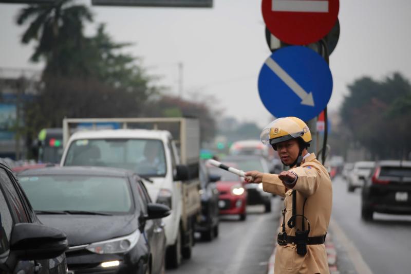 Người dân ùn ùn trở lại Hà Nội trong ngày cuối dịp tết Nguyên đán 2026 - Ảnh 1.