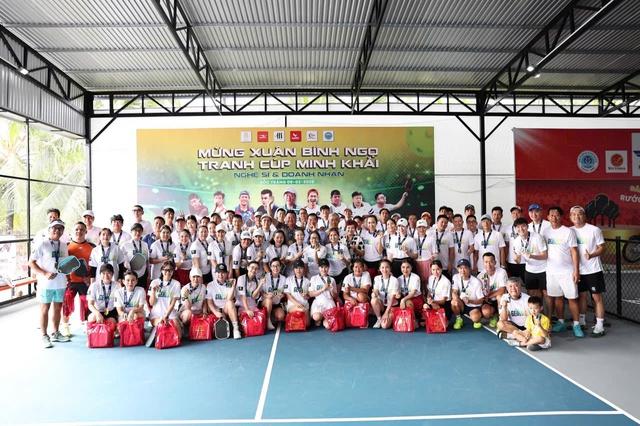 Diễn viên Huy Khánh lần đầu vô địch giải pickleball - Ảnh 1.