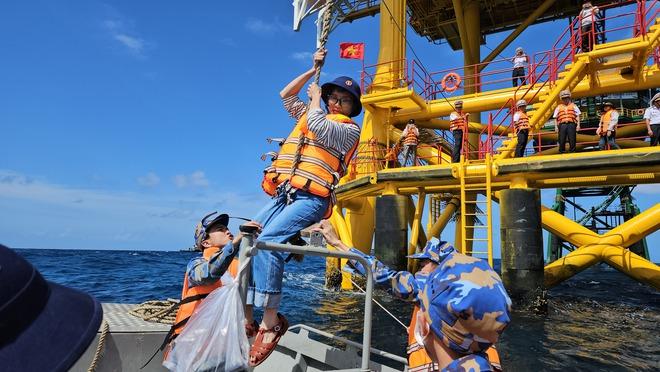 Trải nghiệm đu dây lên nhà giàn DK1 giữa biển khơi đầy phấn khích năm 2026 - Ảnh 14.