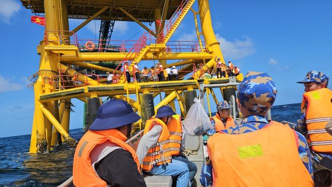 Trải nghiệm đu dây lên nhà giàn DK1 giữa biển khơi đầy phấn khích năm 2026 - Ảnh 1.
