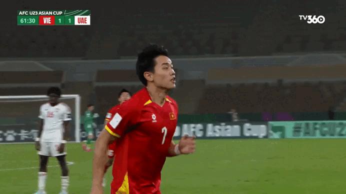 Đình Bắc và pha ăn mừng kiểu siu của Ronaldo