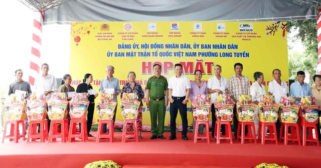 Trung tướng Đinh Văn Nơi đóng góp, vận động 1.000 phần quà tết cho người dân- Ảnh 2. Trung tướng Đinh Văn Nơi đóng góp, vận động 1.000 phần quà tết cho người dân- Ảnh 2.