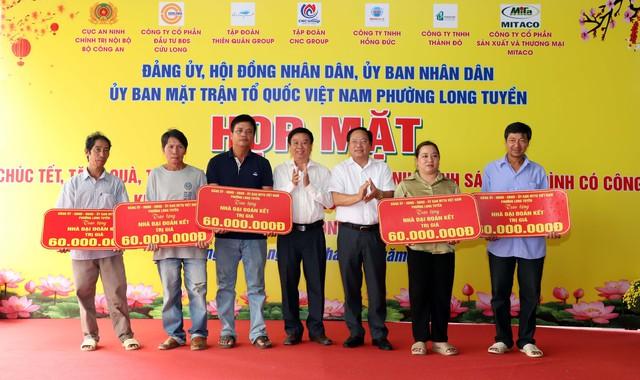 Trung tướng Đinh Văn Nơi đóng góp, vận động 1.000 phần quà tết cho người dân- Ảnh 1. Trung tướng Đinh Văn Nơi đóng góp, vận động 1.000 phần quà tết cho người dân- Ảnh 1.