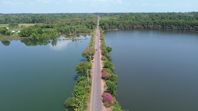 Ngày đầu xuân, đường vào chiến khu D rực rỡ màu hoa giấy. - Ảnh 1.