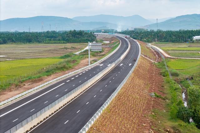 Tạm dừng thông xe cao tốc Quảng Ngãi - Hoài Nhơn vì chưa đảm bảo an toàn- Ảnh 1.