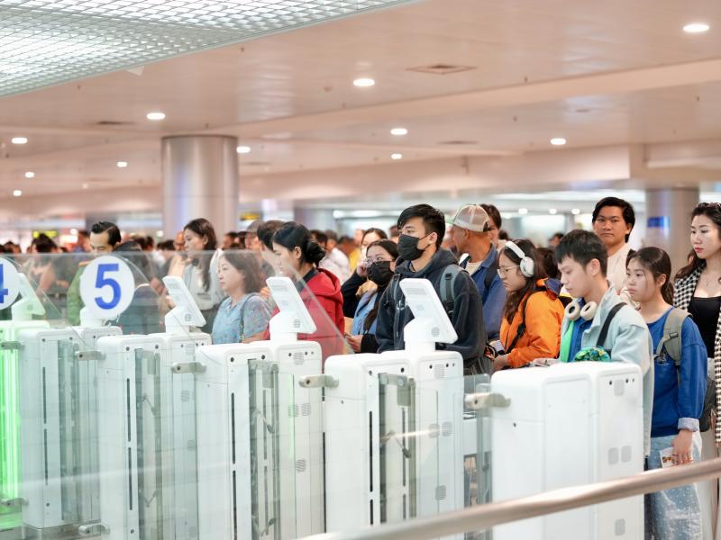 Xuyên đêm ở cửa ngõ không ngủ Tân Sơn Nhất cận Tết Bính Ngọ- Ảnh 1.