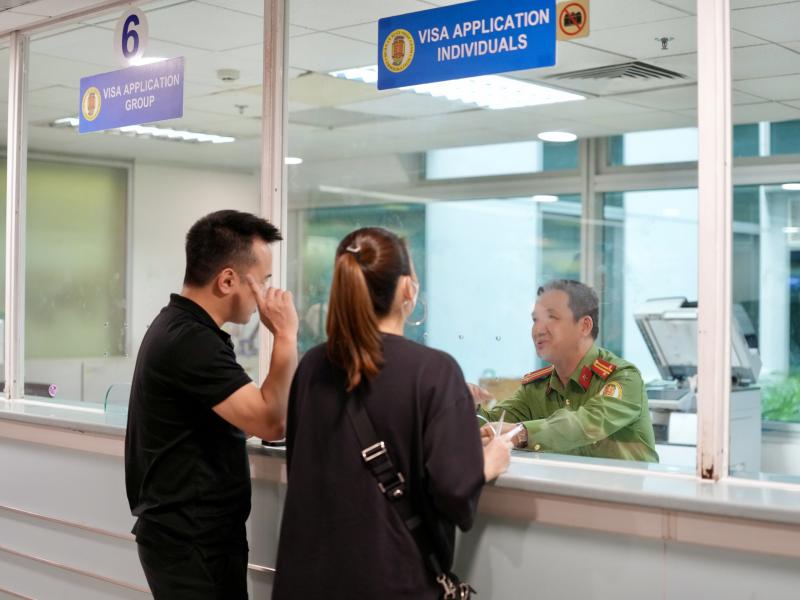 Xuyên đêm ở cửa ngõ không ngủ Tân Sơn Nhất cận Tết Bính Ngọ- Ảnh 13.