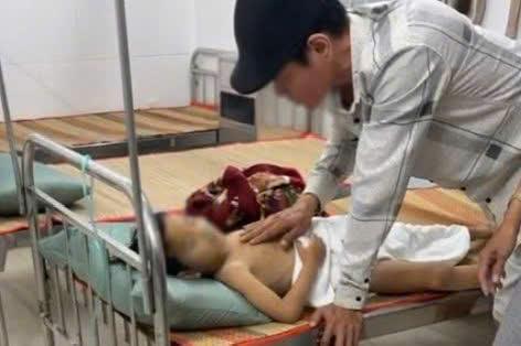 Đi dự tiệc tất niên, nhân viên cứu hộ cứu được bé trai đuối nước ở biển - Ảnh 1.