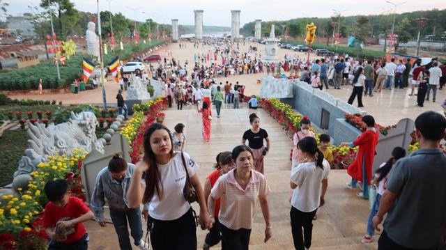 Du Xuân ngôi chùa có tượng Đức Phật Thích Ca tọa thiền cao nhất Đông Nam Á - Ảnh 7.