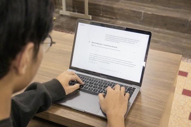 Thí sinh lớp 12 ôn thi IELTS xuyên tết mặc nguy cơ bị siết - Ảnh 1.