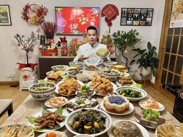 Người Việt ở Anh huy động cả nhà gói bánh chưng, giò chả vẫn không đủ bán- Ảnh 5.