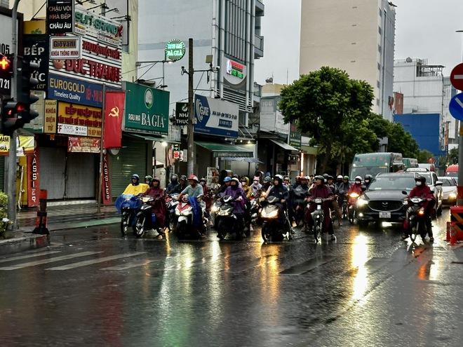 Sáng ngày vía Thần tài, TP.HCM mưa trái mùa trên diện rộng, cảnh báo mưa lớn- Ảnh 2.