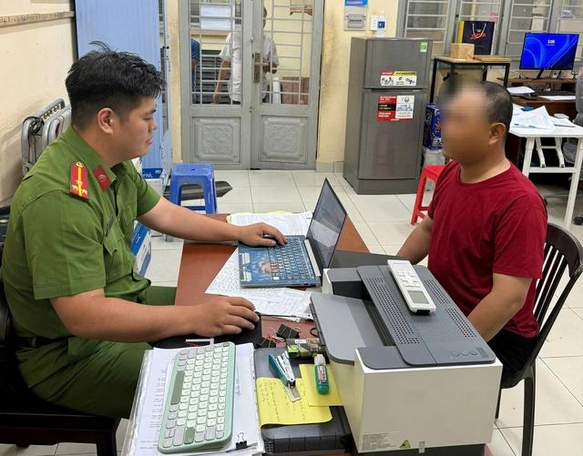 TP.HCM: Xác minh clip bảo vệ khu đô thị hăm dọa tài xế công nghệ- Ảnh 1.
