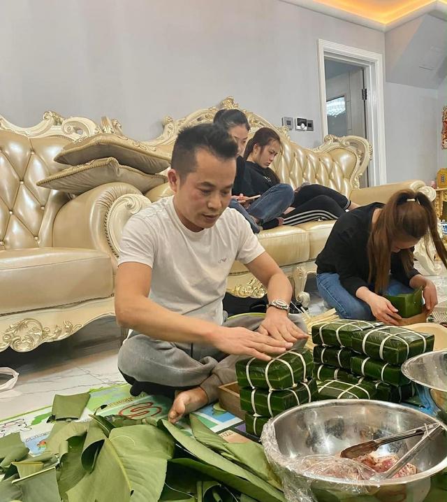 Người Việt ở Anh huy động cả nhà gói bánh chưng, giò chả vẫn không đủ bán- Ảnh 4.
