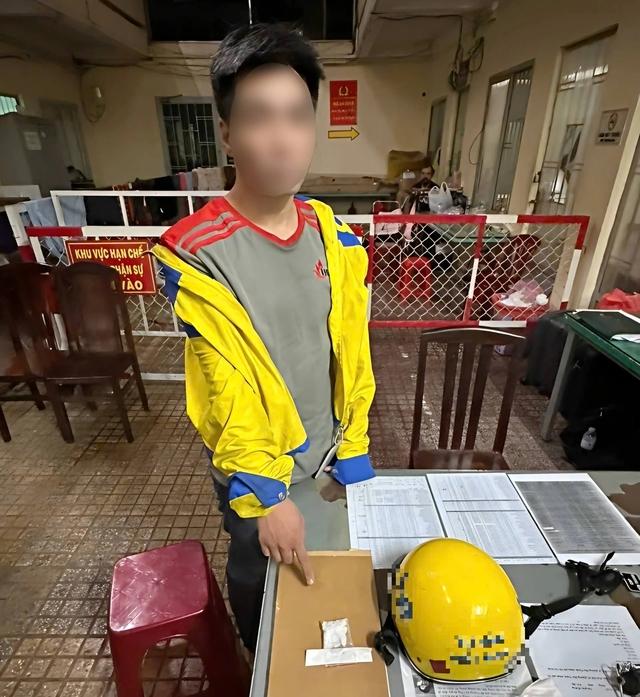 Kiểm tra lưu trú, Công an TP.HCM phát hiện 5 người liên quan ma túy - Ảnh 2.