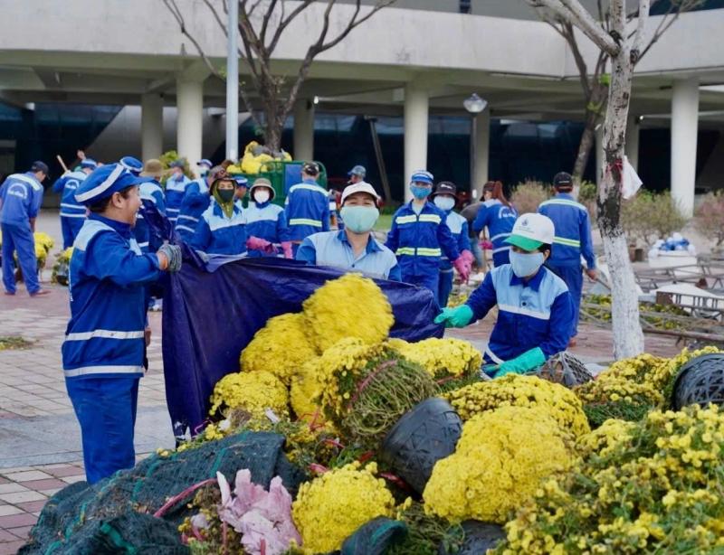 Công nhân môi trường lặng lẽ dọn rác trước giao thừa: 'Thấy phố sạch, chúng tôi ấm lòng'- Ảnh 1.