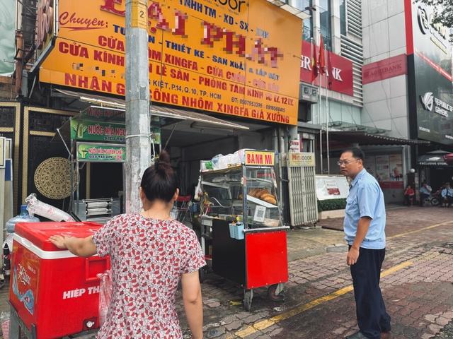 Vỉa hè đường Lý Thường kiệt được kẻ 2 vạch vàng trước đây - Ảnh 1.