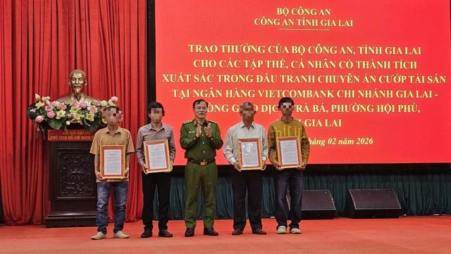 Thưởng nóng 5 người dân giúp phá nhanh vụ cướp ngân hàng tại Gia Lai- Ảnh 1.