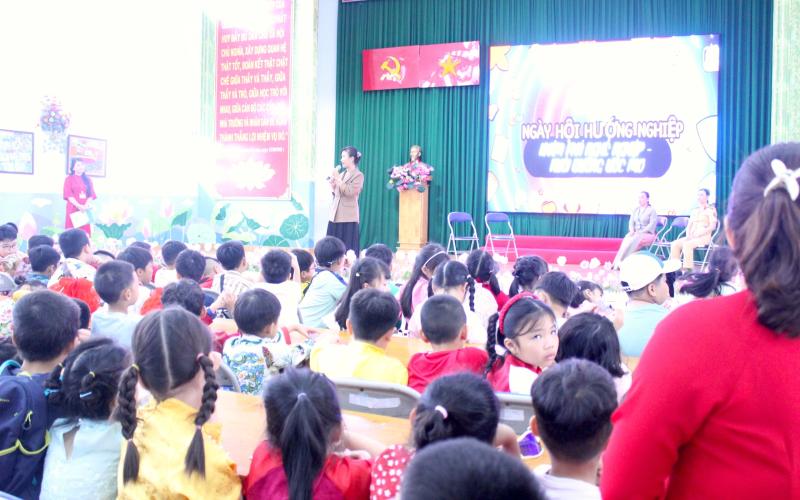 Ngày cuối năm đến trường, học sinh tập làm cảnh sát giao thông, giáo viên, phóng viên- Ảnh 4.
