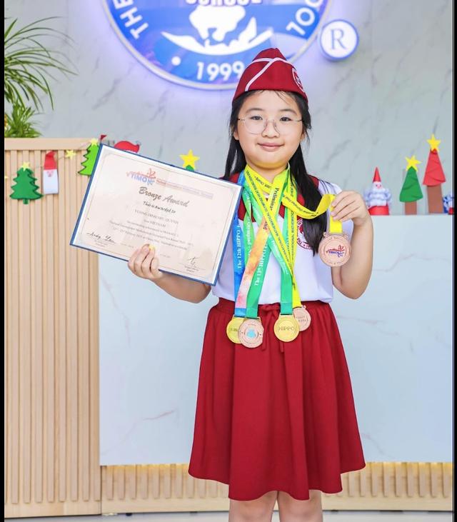 Những huy chương toán học của học sinh lớp 4 khởi đầu từ cửa hàng đồ điện - Ảnh 1.
