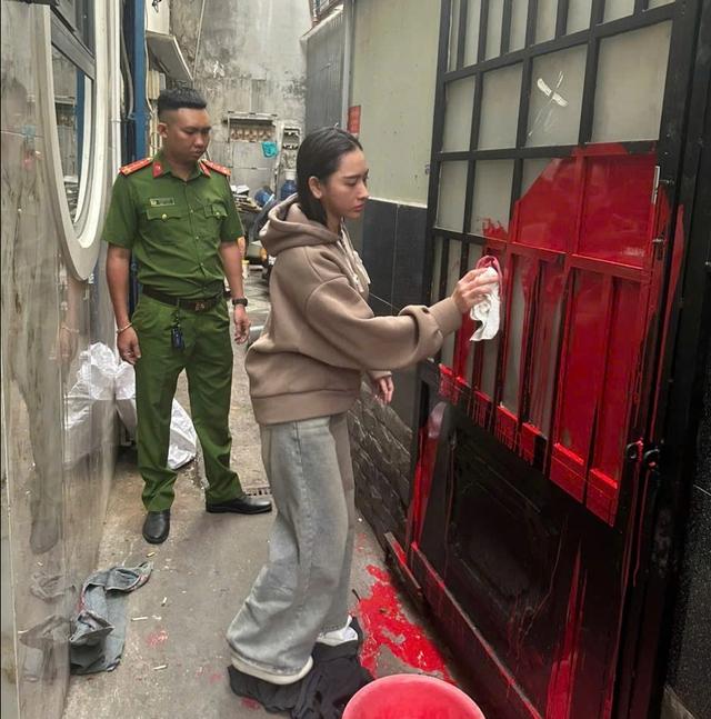 Công an TP.HCM bắt người tạt sơn nhà người yêu cũ trong đêm giao thừa- Ảnh 1. Công an TP.HCM bắt người tạt sơn nhà người yêu cũ trong đêm giao thừa- Ảnh 1.