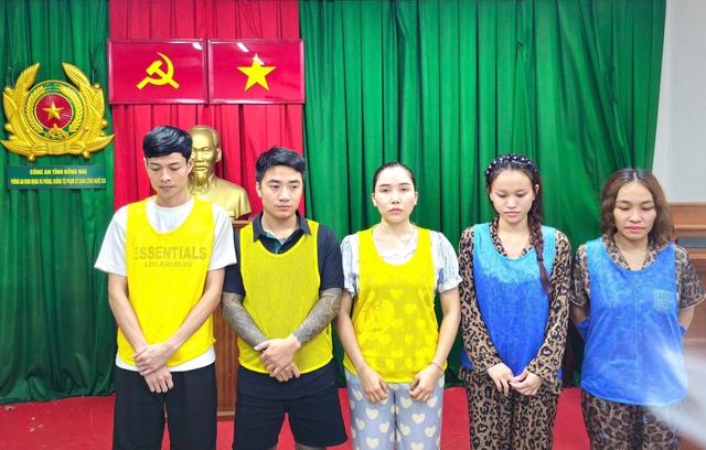 Triệt phá đường dây lừa đảo hơn 2.500 tỉ đồng, hoạt động ở Campuchia - Ảnh 1.