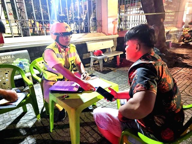 Bị thổi phạt nồng độ cồn, nam thanh niên nói 'không để mất thêm xe'- Ảnh 1.