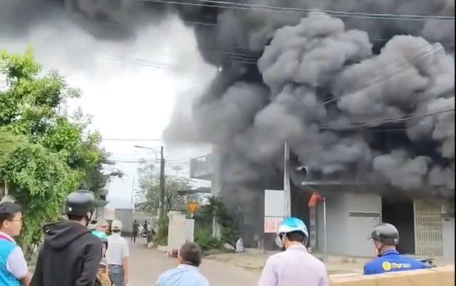 Cháy kho xe điện ở Gia Lai- Ảnh 1.