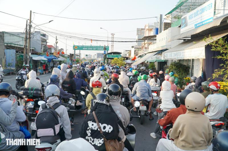 Đông nghẹt người qua phà Cát Lái vào TP.HCM trong ngày nghỉ tết cuối cùng - Ảnh 3.