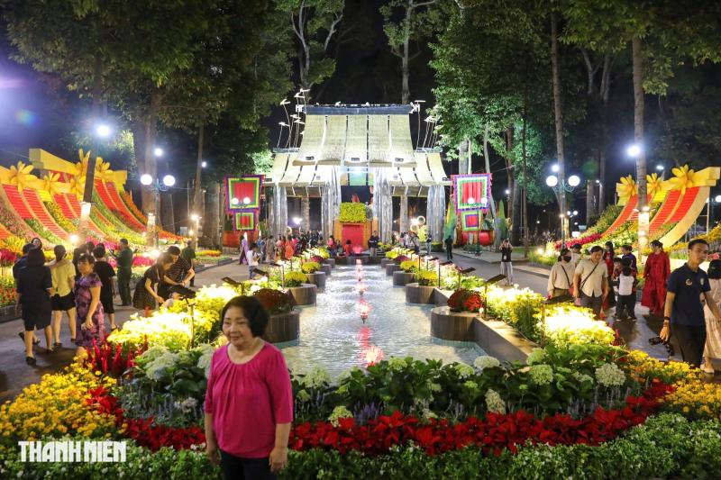 Những chú ngựa đua ở Lâm Đồng diễu hành trong đêm khai mạc Hội hoa xuân TP.HCM - Ảnh 5.