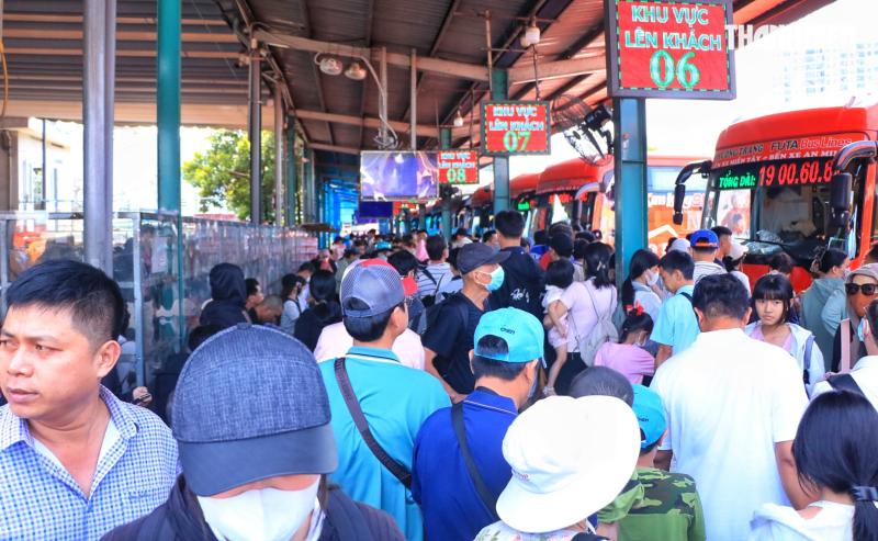 Chiều mùng 2 tết: Bất ngờ 'biển người' ở Bến xe Miền Tây - Ảnh 2.