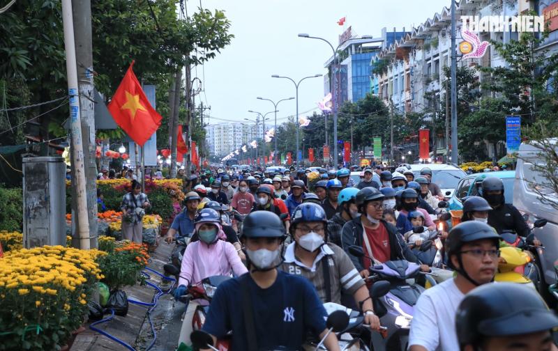 Bất ngờ hoa tết ở TP.HCM: Nhà vườn gặp khách sộp liền… lì xì ngược lại khách - Ảnh 3.