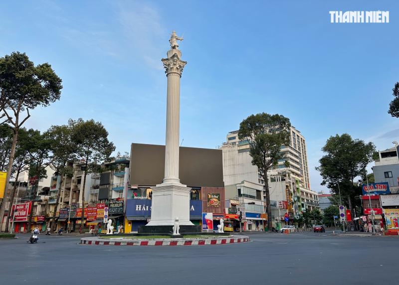 Sáng sớm mùng 1 tết: Đường phố trung tâm TP.HCM vắng xe, xuân về khắp muôn nơi  - Ảnh 14.