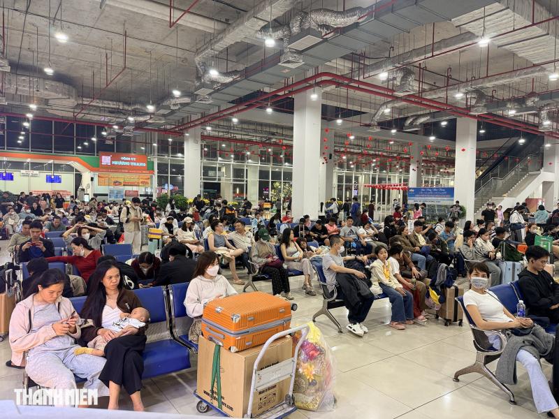 Lần đầu sau nhiều năm: Bến xe Miền Đông mới đông nghẹt khách dịp cận tết- Ảnh 1.