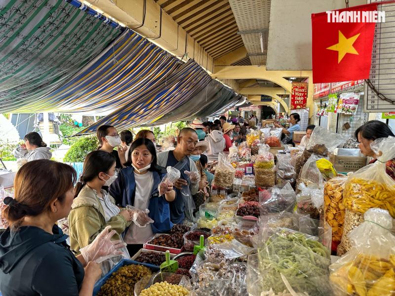Trưa 27 tết, chuyện lạ chợ Bình Tây: Tiểu thương đóng sạp vì… 'không còn gì bán'  - Ảnh 8.