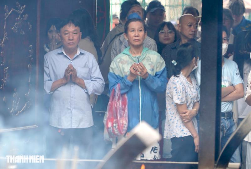 Hàng ngàn người đến chùa Bà Thiên Hậu ở Chợ Lớn xin ấn ngày tất niên - Ảnh 3.
